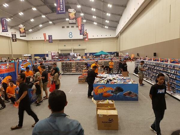 Gak Kenal Umur, Dari Anak Sampai Bapak Main Diecast!
