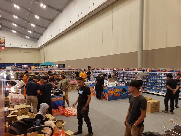 Gak Kenal Umur, Dari Anak Sampai Bapak Main Diecast!