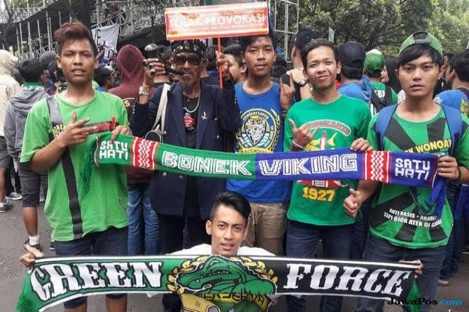 Ibu Soed Diantara Persebaya Dan Persib !!