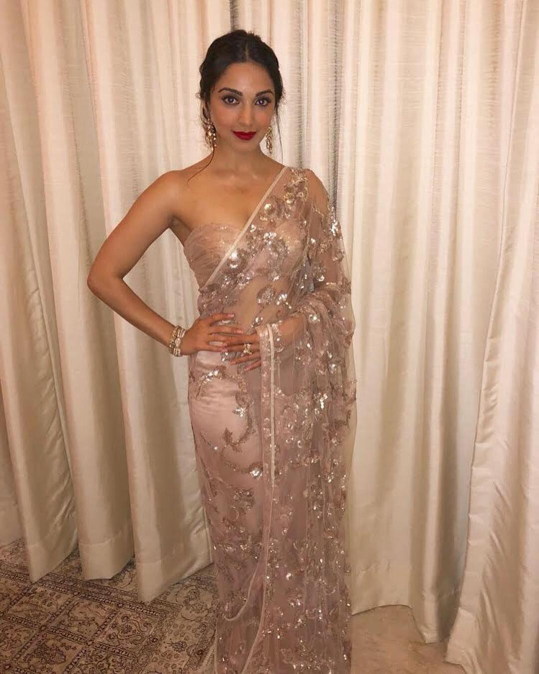 Inilah 15 Penampilan Kece Artis India Saat Pakai Sari di Acara Diwali