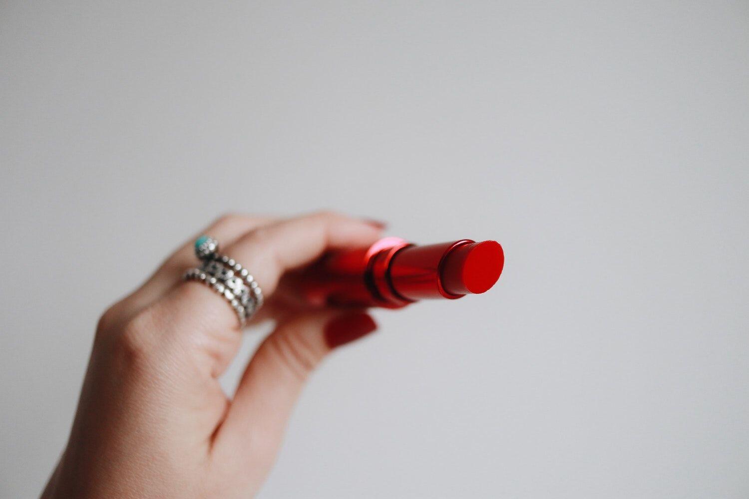 5 Kelebihan Lipstik Konvensional yang Membuatnya Tetap Juara