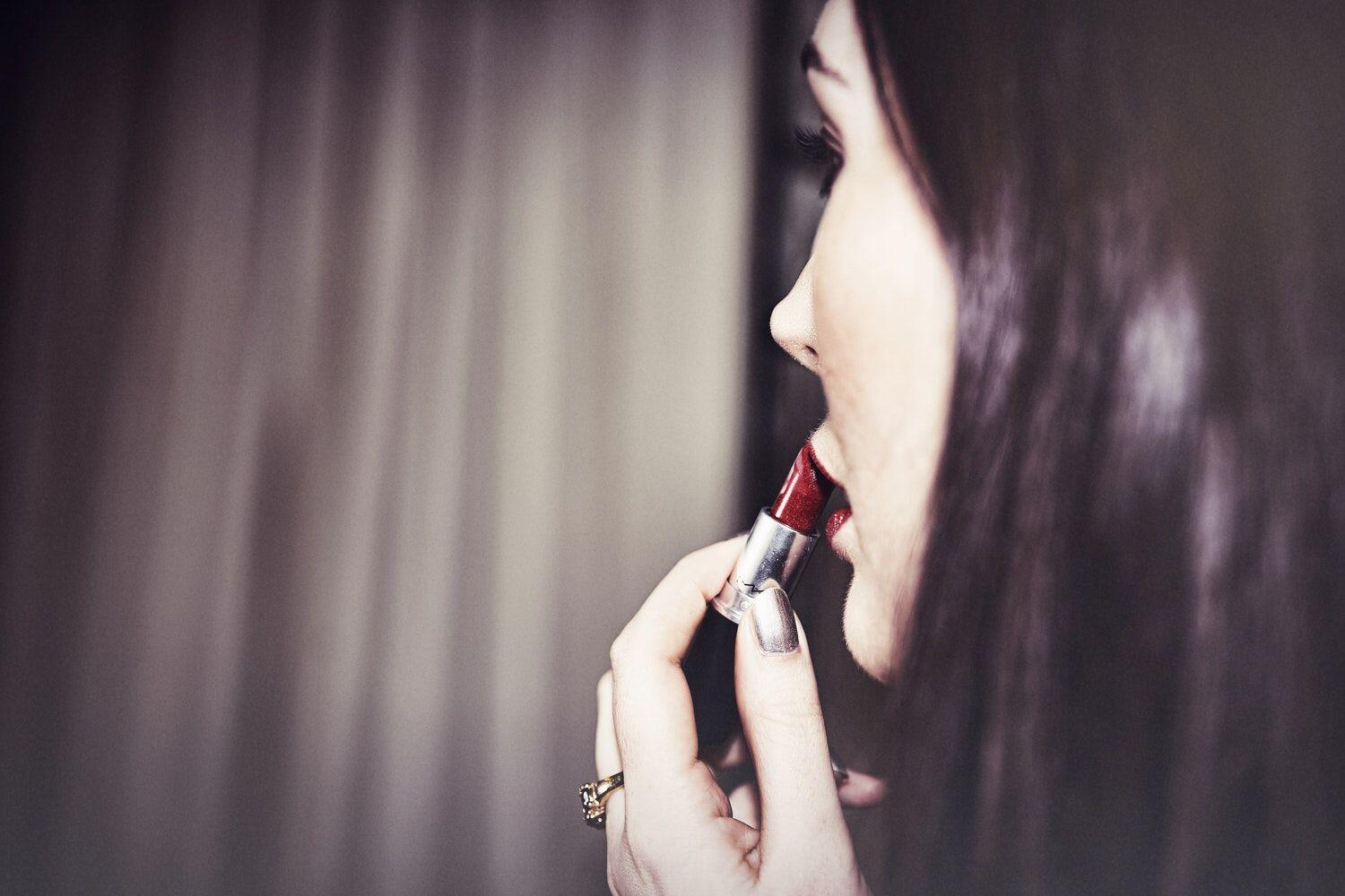 5 Kelebihan Lipstik Konvensional yang Membuatnya Tetap Juara