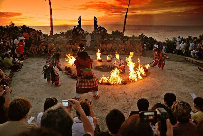 Ingin Menyaksikan Gelaran Tari Kecak di Uluwatu? Ini 4 Tipsnya!