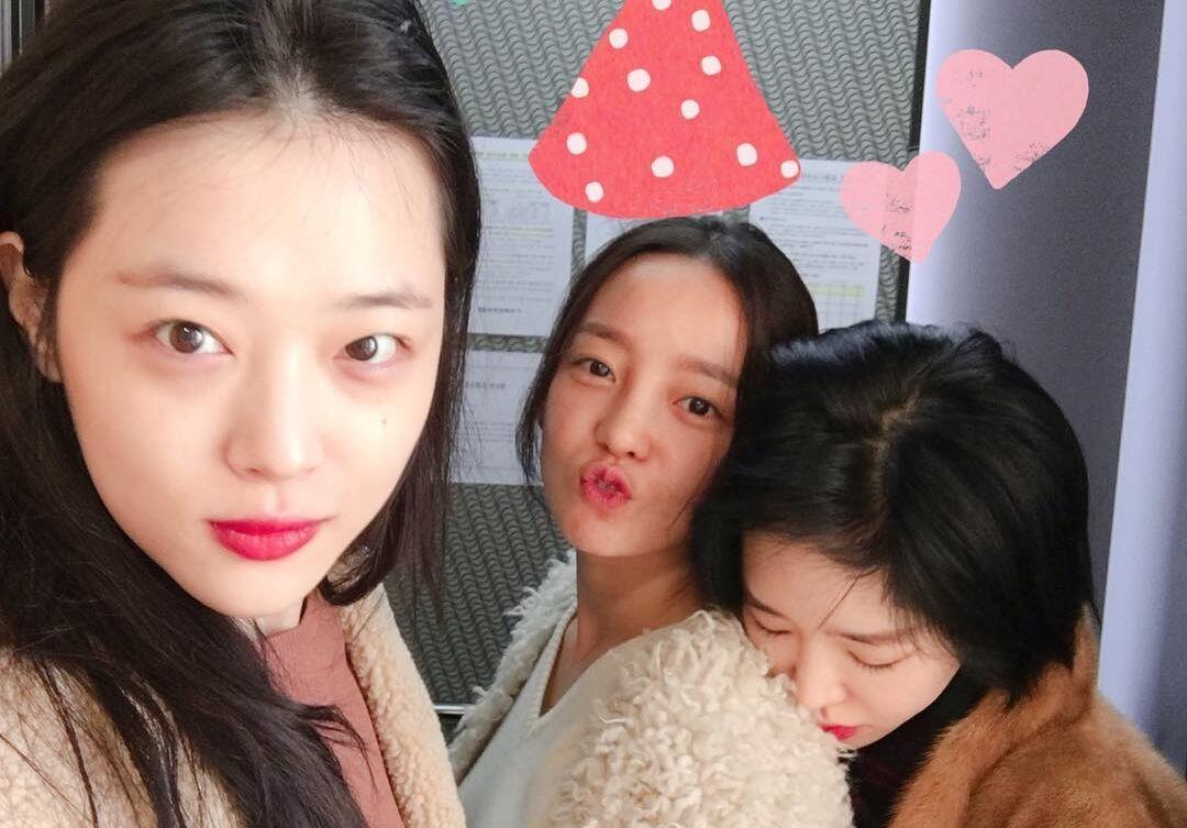 Walau Beda Usia Jauh, Para Seleb KPop Ini Akrab Seperti Kakak Adik