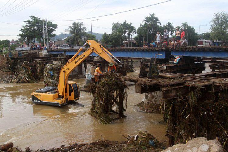 Jembatan Gantung di Padang yang Rusak akibat Banjir Bandang Diperbaiki