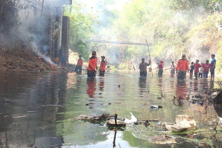 Antisipasi Banjir, Relawan Bencana di Jombang Bersihkan Sungai