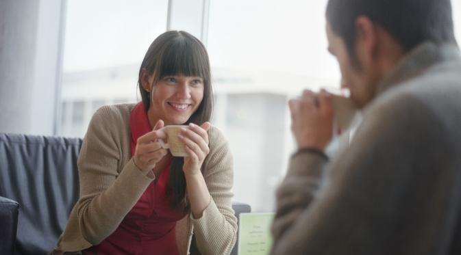 10 Tanda kalau Kamu Lagi Jatuh Cinta dengan Teman Sekantor