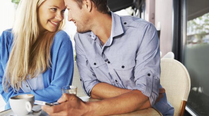 10 Tanda kalau Kamu Lagi Jatuh Cinta dengan Teman Sekantor