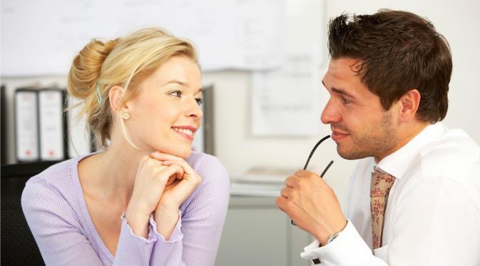 10 Tanda kalau Kamu Lagi Jatuh Cinta dengan Teman Sekantor