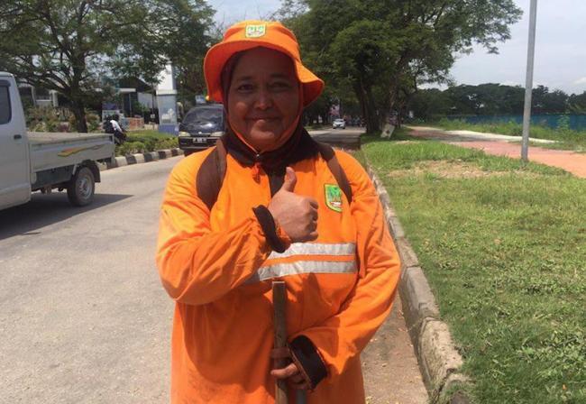 Sosok Wanita Luar Biasa Penyapu Jalan Engku Putri Batam