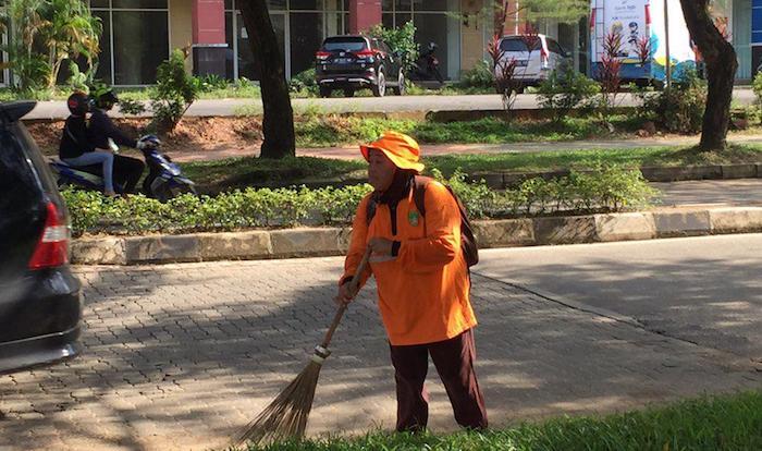 Sosok Wanita Luar Biasa Penyapu Jalan Engku Putri Batam