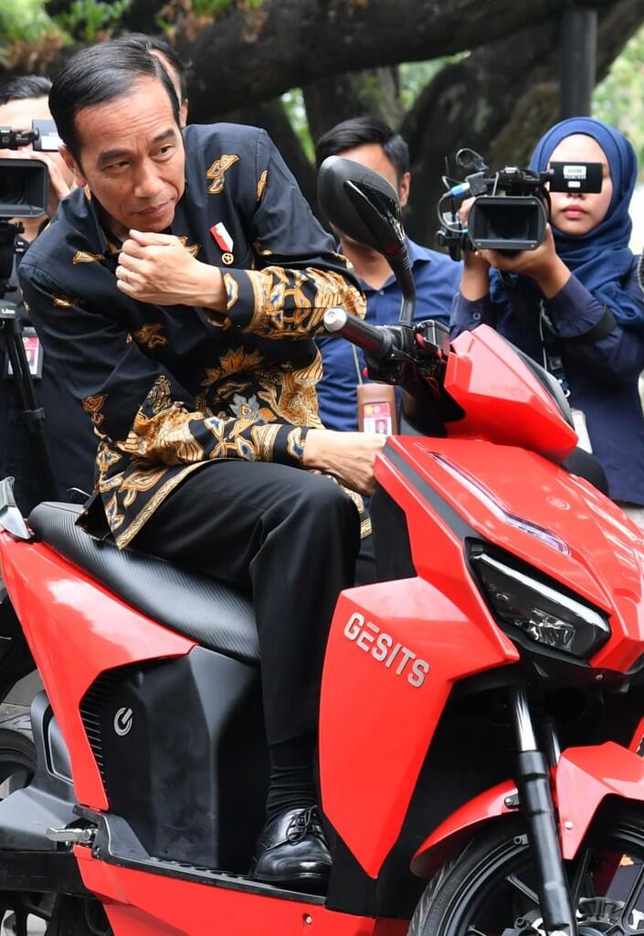 HOT: Jokowi Jajal Skuter Listrik Gesits di Istana Negara