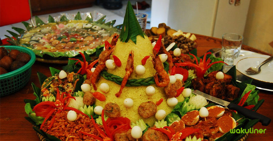 Nasi Tumpeng Kuning Khas Nusantara