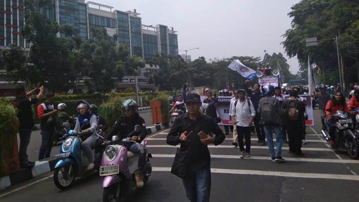 Warga Sering Ditolak Saat Berobat, Ratusan Buruh Geruduk BPJS Tangerang