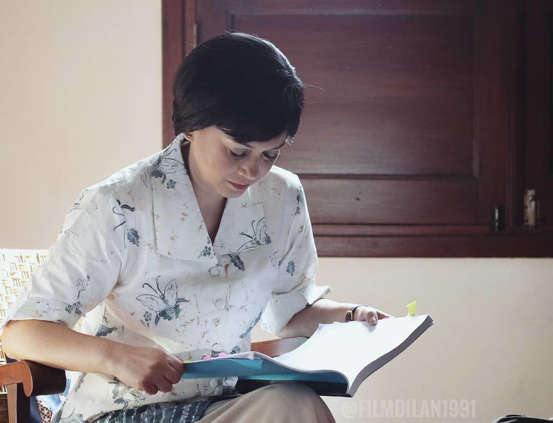 9 Potret Seru Syuting Dilan 1991, Siapa yang Penasaran?