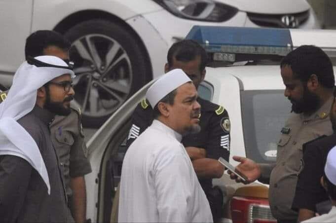 Kemlu: Warga Saudi Mengira Simbol di Tembok Rumah Rizieq Bendera ISIS