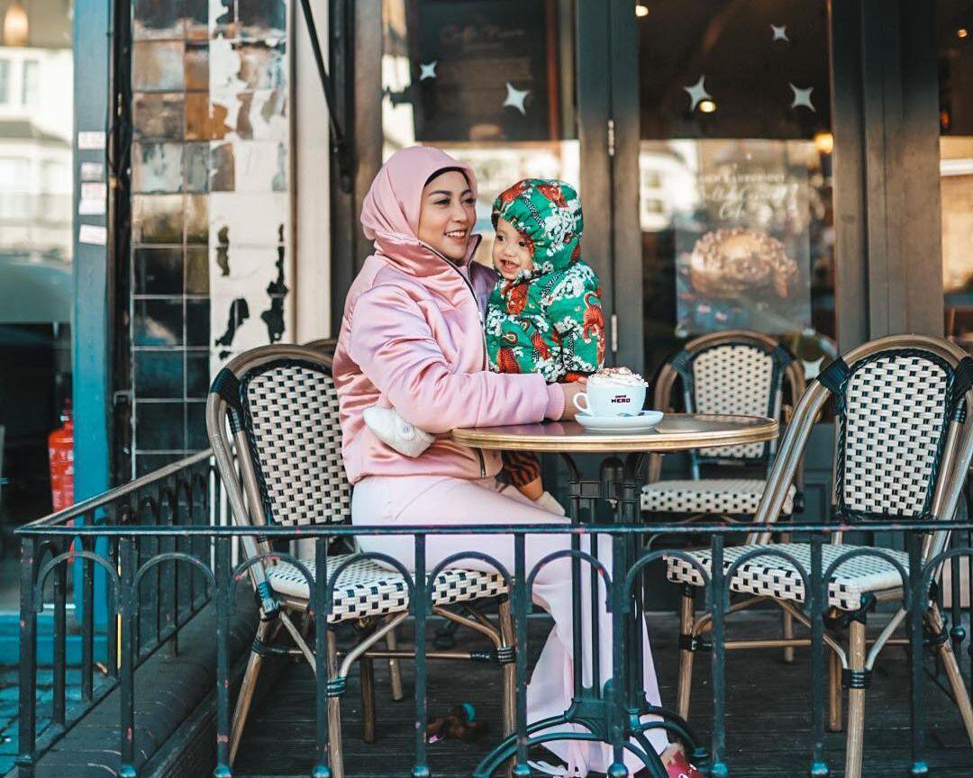 10 Inspirasi Style Artis Saat Bawa Anak Liburan, Kece!