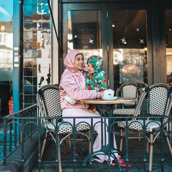 10 Inspirasi Style Artis Saat Bawa Anak Liburan, Kece!