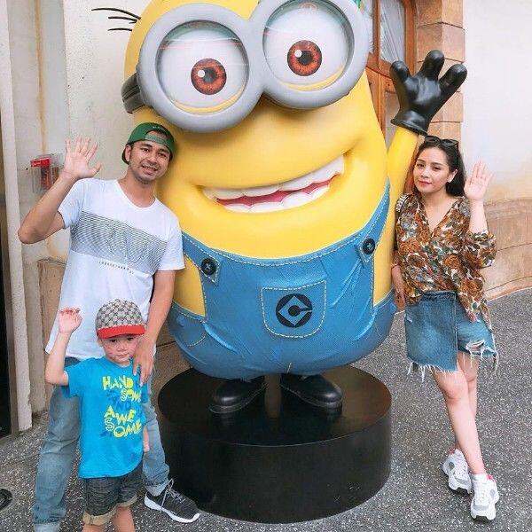 10 Inspirasi Style Artis Saat Bawa Anak Liburan, Kece!