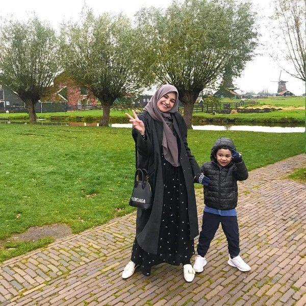 10 Inspirasi Style Artis Saat Bawa Anak Liburan, Kece!