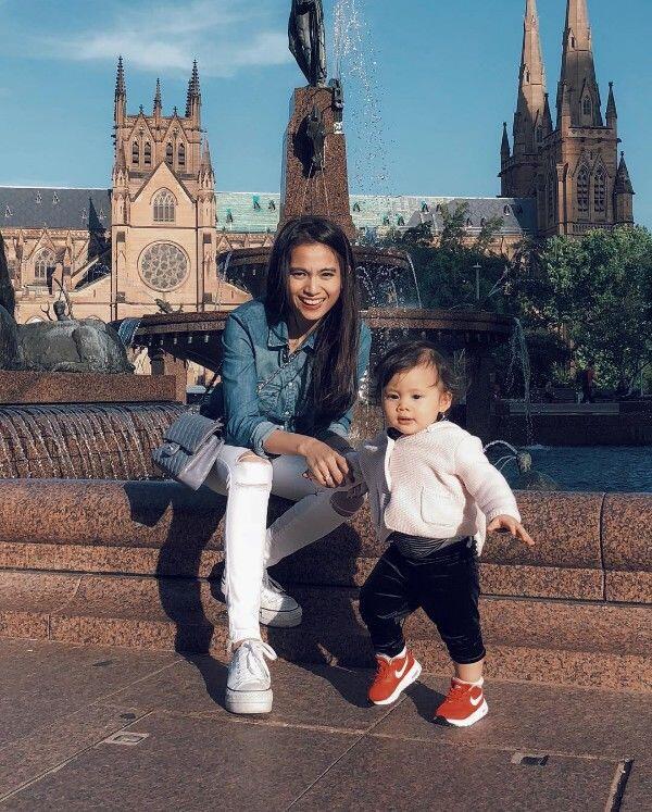10 Inspirasi Style Artis Saat Bawa Anak Liburan, Kece!