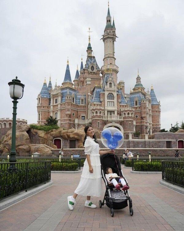 10 Inspirasi Style Artis Saat Bawa Anak Liburan, Kece!