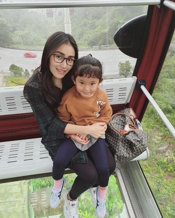 10 Inspirasi Style Artis Saat Bawa Anak Liburan, Kece!