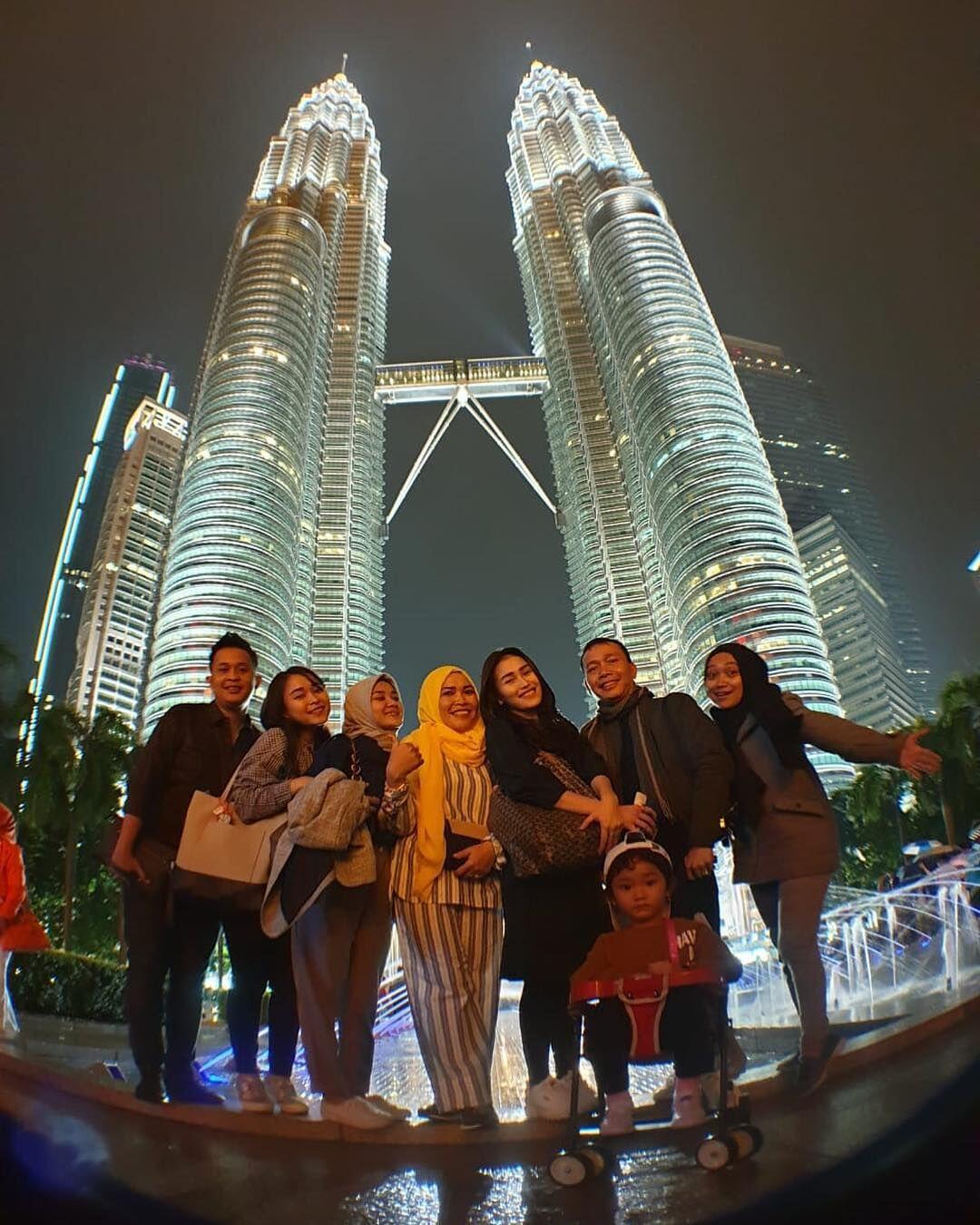 10 Potret Liburan Ayu Ting Ting di Malaysia Bareng Keluarga