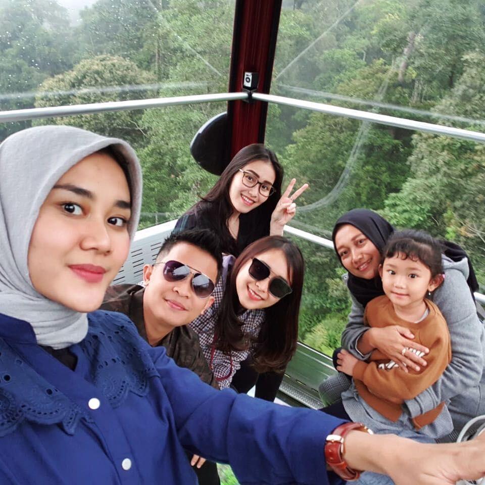 10 Potret Liburan Ayu Ting Ting di Malaysia Bareng Keluarga