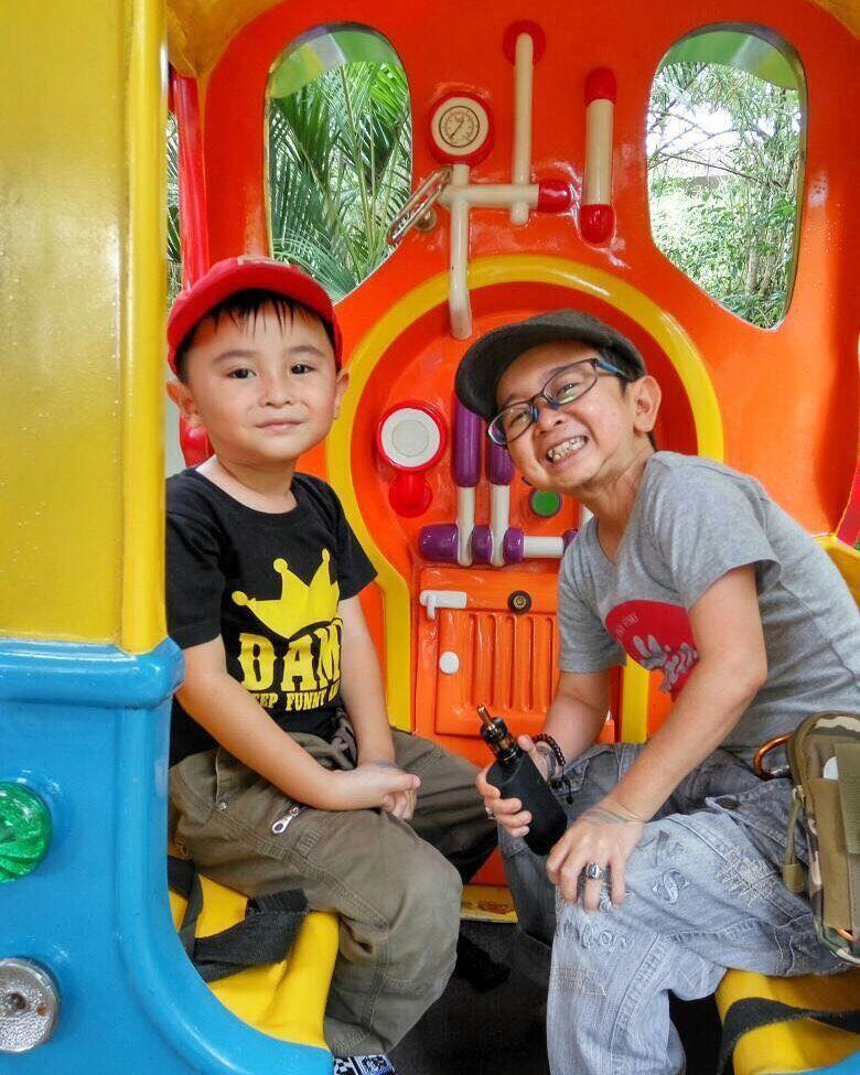 10 Potret Kedekatan Daus Mini & Putranya Ical, Cute Abis
