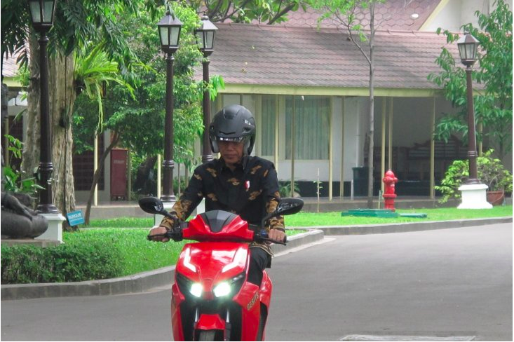 Jokowi Jajal Motor Listrik Gesits, Ini Harganya!