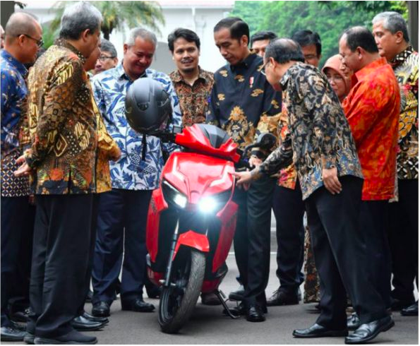 Jokowi Jajal Motor Listrik Gesits, Ini Harganya!