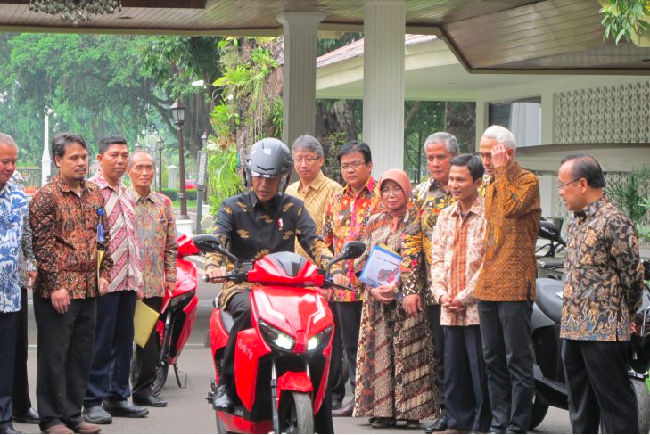 Jokowi Jajal Motor Listrik Gesits, Ini Harganya!