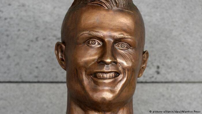 Setelah Ronaldo, Giliran Patung Mohamed Salah yang Dirundung Fans