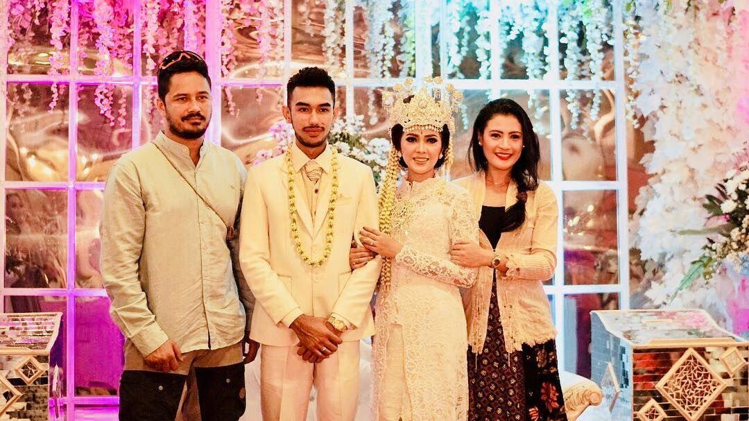 3 Bulan Menikah, Ini 10 Potret Kemesraan Raya Kitty dan Suami