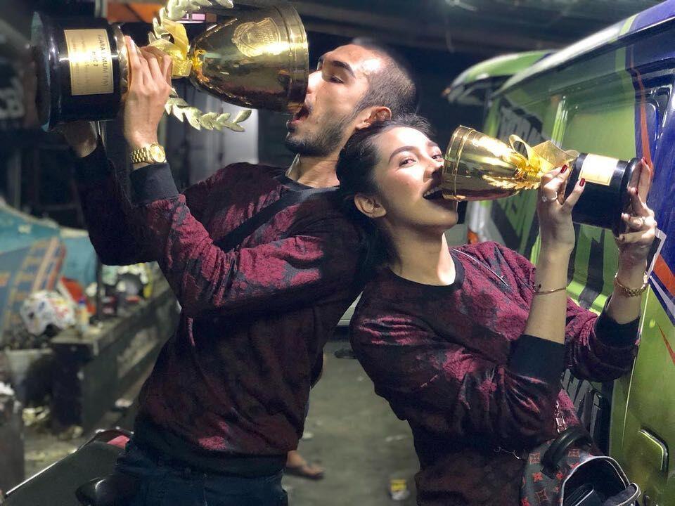 3 Bulan Menikah, Ini 10 Potret Kemesraan Raya Kitty dan Suami