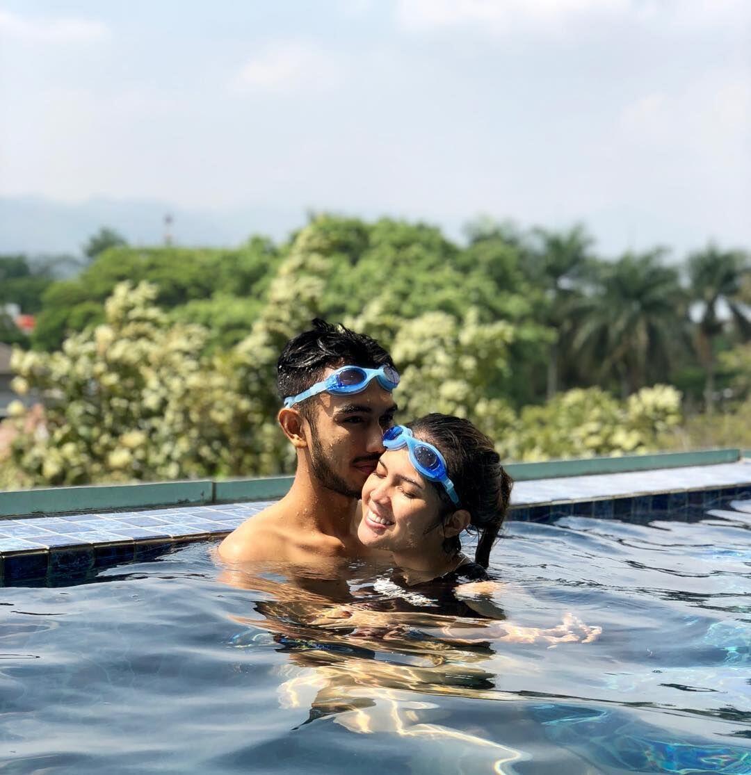 3 Bulan Menikah, Ini 10 Potret Kemesraan Raya Kitty dan Suami