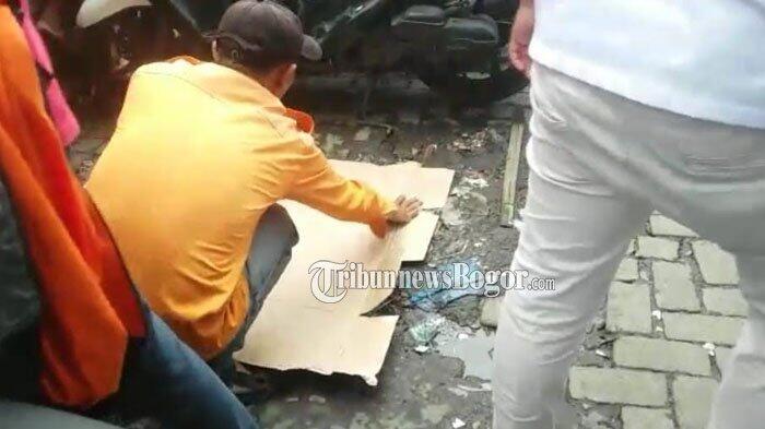 Khawatir Sepatu Sandiaga Kotor, Tukang Parkir Gelar Kardus di Jalan Becek