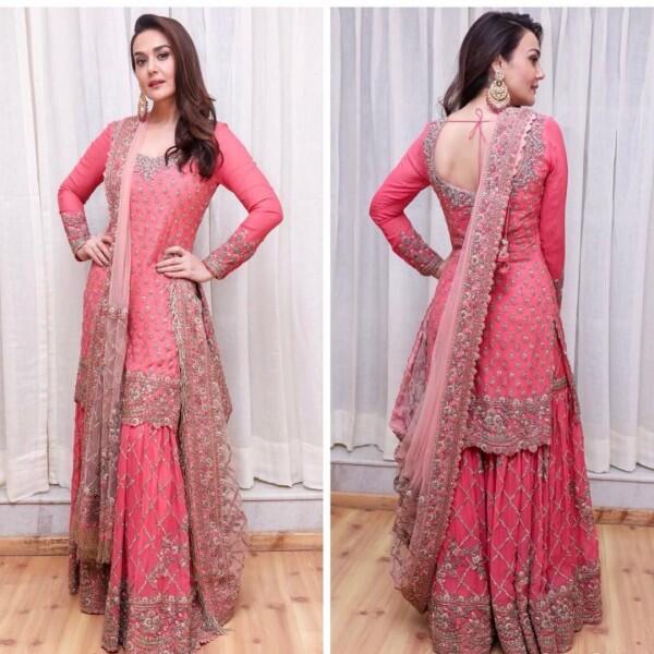10 Momen Preity Zinta Rayakan Diwali, Makin Memikat!