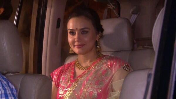 10 Momen Preity Zinta Rayakan Diwali, Makin Memikat!