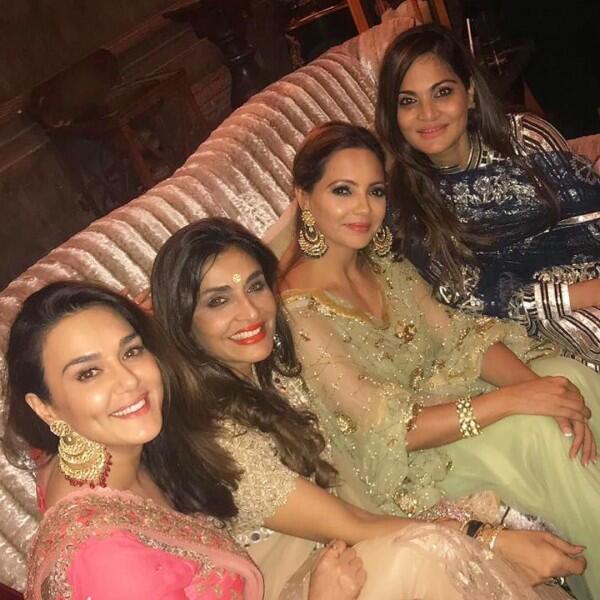 10 Momen Preity Zinta Rayakan Diwali, Makin Memikat!
