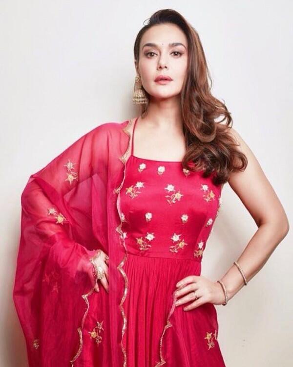 10 Momen Preity Zinta Rayakan Diwali, Makin Memikat!
