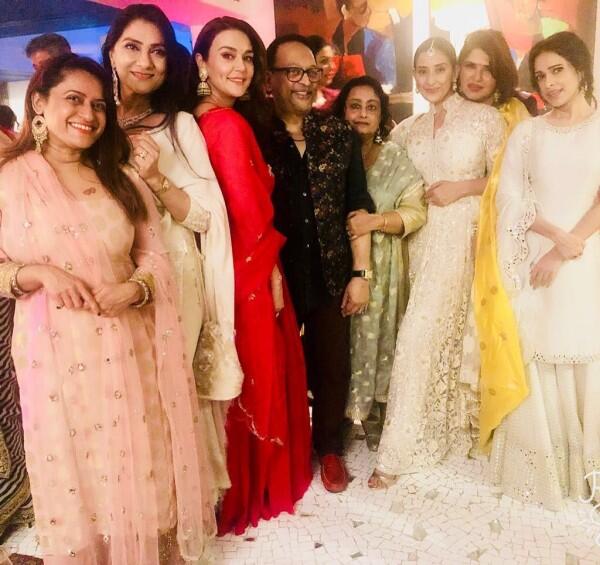 10 Momen Preity Zinta Rayakan Diwali, Makin Memikat!