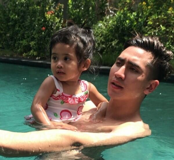 10 Potret Verrell Bramasta Asuh Vania Athabina, Kebapakan Banget!