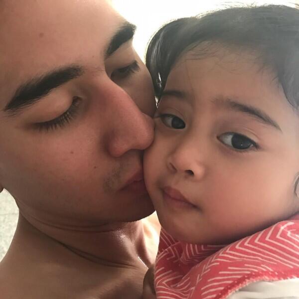 10 Potret Verrell Bramasta Asuh Vania Athabina, Kebapakan Banget!