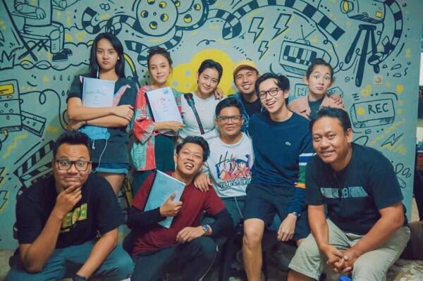 10 Potret Keseruan Syuting Film Yowis Ben 2, Ada Anya Geraldine Lho!