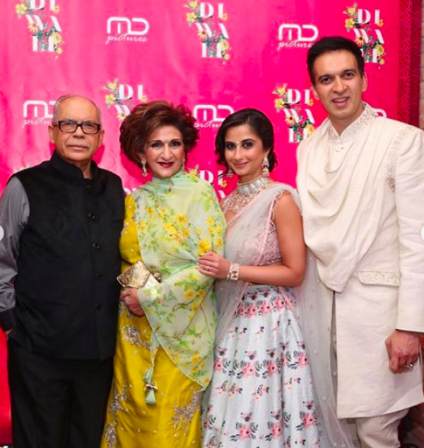 10 Foto Haru & Bahagia Pesta Diwali Keluarga Konglomerat Manoj Punjabi