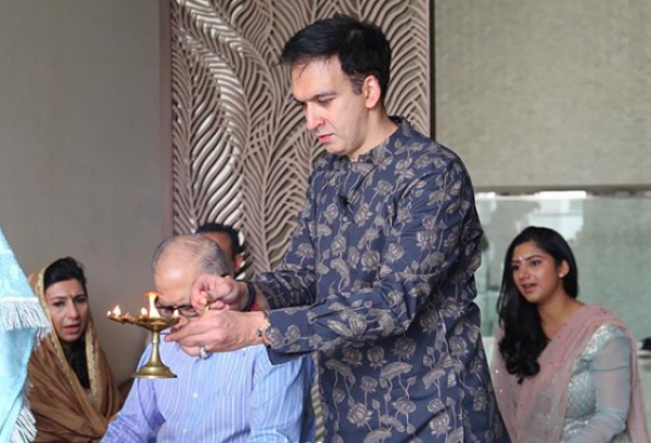 10 Foto Haru & Bahagia Pesta Diwali Keluarga Konglomerat Manoj Punjabi