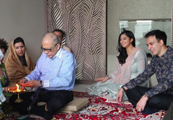 10 Foto Haru & Bahagia Pesta Diwali Keluarga Konglomerat Manoj Punjabi