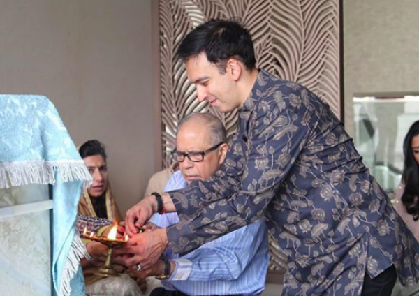 10 Foto Haru & Bahagia Pesta Diwali Keluarga Konglomerat Manoj Punjabi